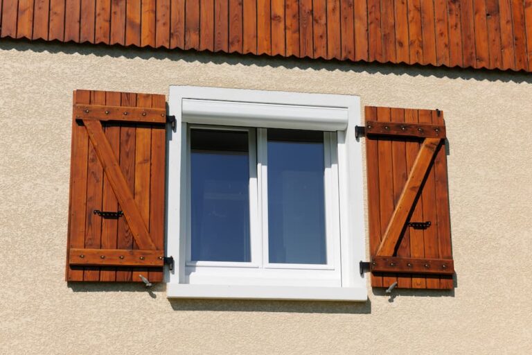Volets battants en bois