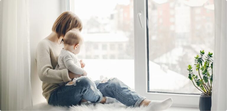 Jeune maman jouant avec son fils à la maison