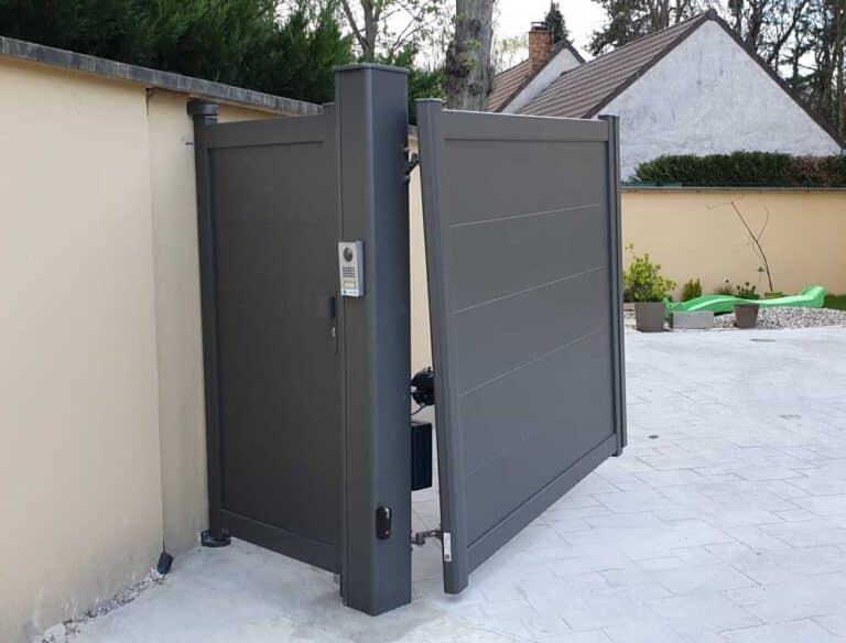 Régulateur de pente installé sur un portail