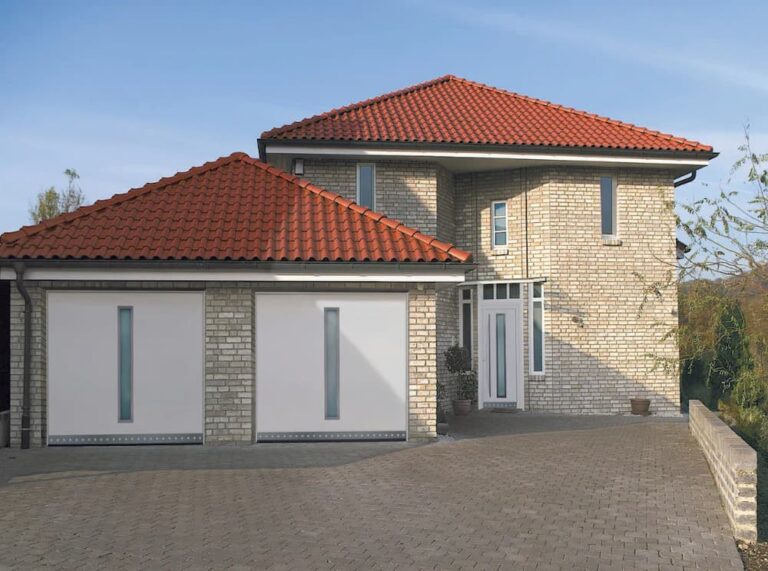 Porte garage blanche Basculante assortie à motif