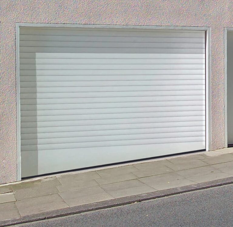 Porte de garage enroullable blanche vue extérieure