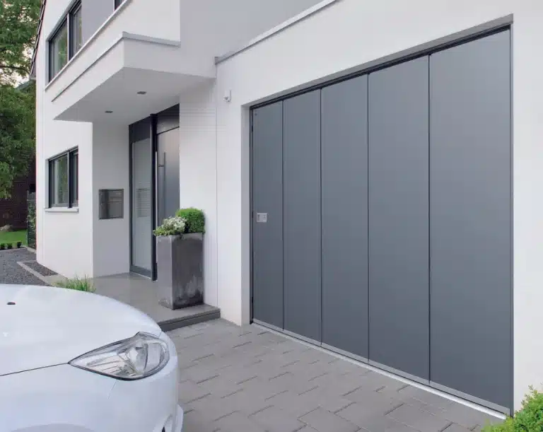 Porte de garage sectionnelle à ouverture latérale