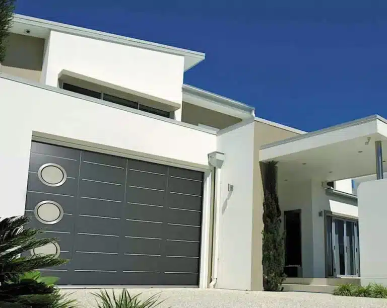 Porte de garage latéale vue extérieure