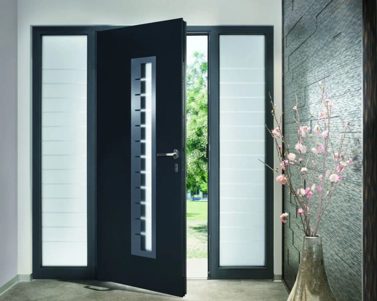 Porte d'entrée noir en PVC côté intérieur