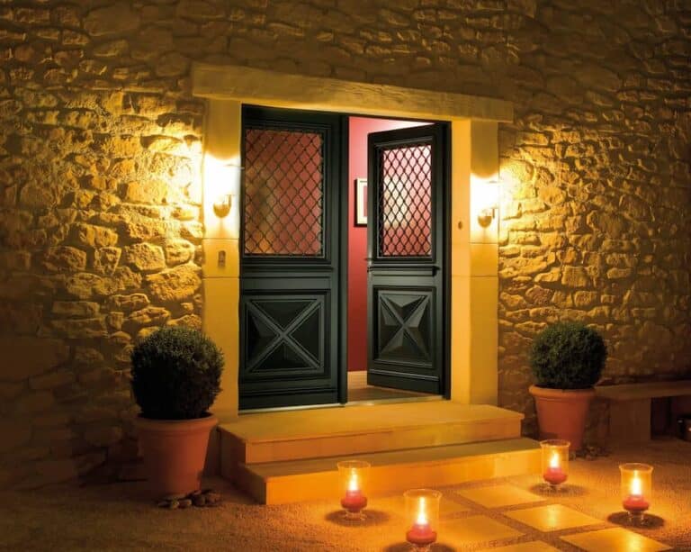 Porte d'entrée en bois de nuit