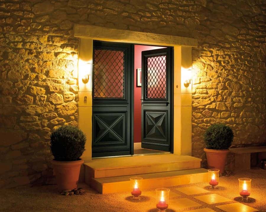 Porte d'entrée en bois de nuit