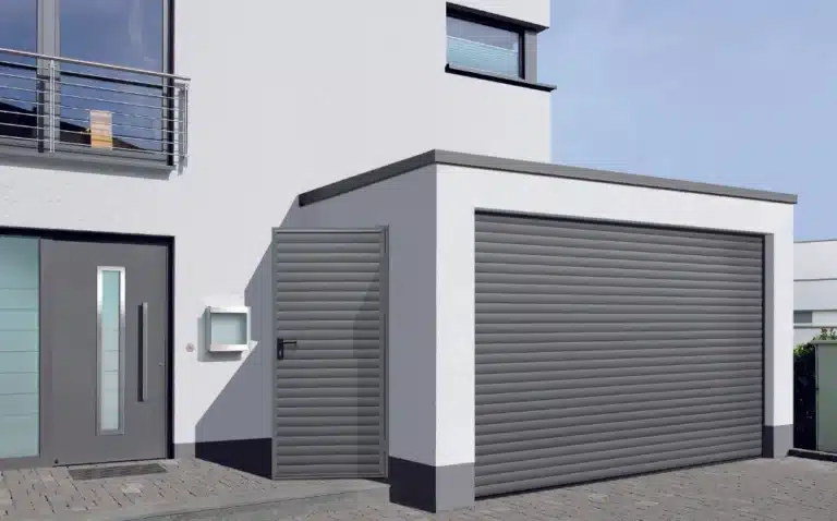 Porte de garage enroulable grise vue extérieure