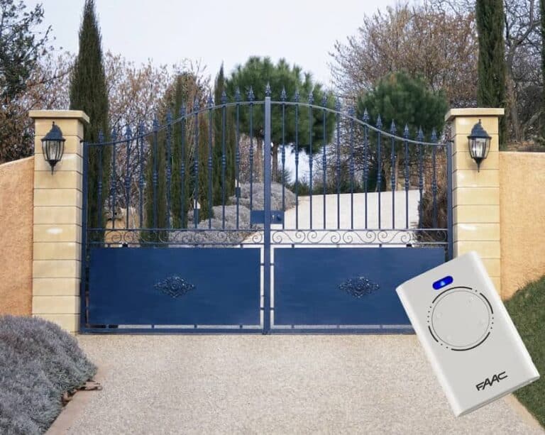 portail bleu avec sa télécommande