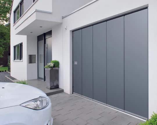 Porte de garage sectionnelle latérale