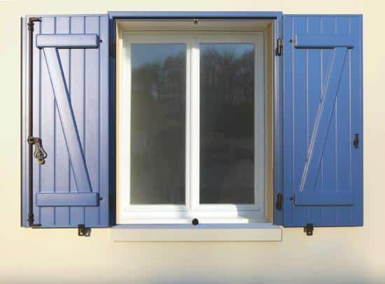 Volets battants bleu