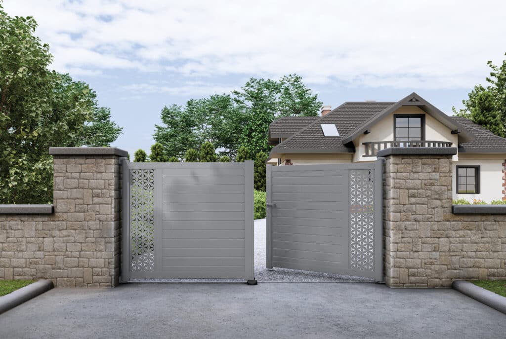 Portail motorisé s'ouvrant sur une maison